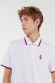 Camiseta Polo, con bordado en frente de Mickey, puños y cuello tejidos.