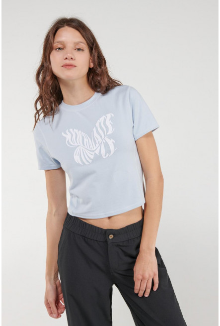 Camiseta crop top, con costuras en contraste y estampado en frente.
