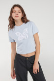 Camiseta crop top, con costuras en contraste y estampado en frente.