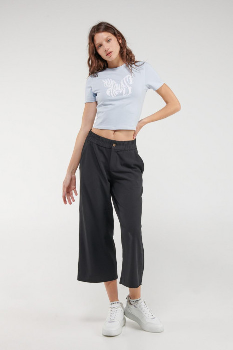 Camiseta crop top, con costuras en contraste y estampado en frente.