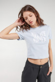 Camiseta crop top, con costuras en contraste y estampado en frente.