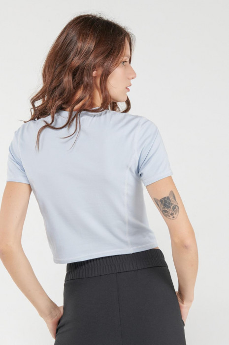 Camiseta crop top, con costuras en contraste y estampado en frente.