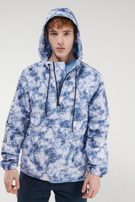 Chaqueta anorak estampada