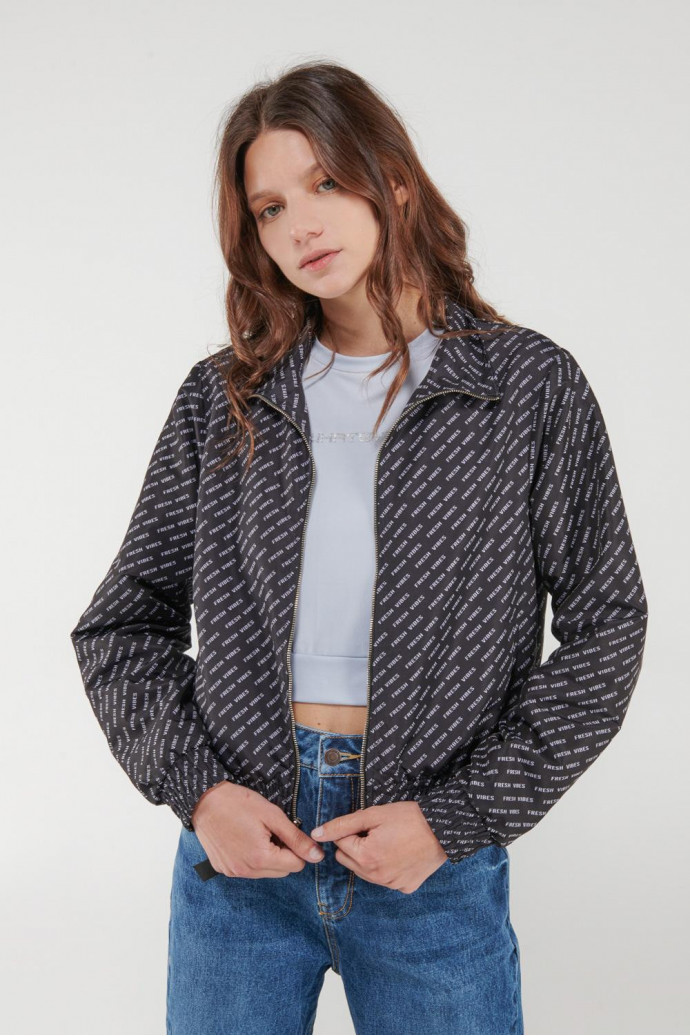 Chaqueta liviana estampada.