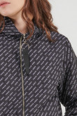 Chaqueta liviana estampada.