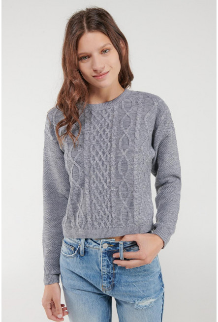 Sueter cuello redondo.