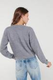 Sueter cuello redondo.