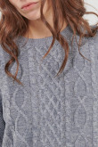 Sueter cuello redondo.