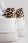 Tenis urbanos contraste animal print.