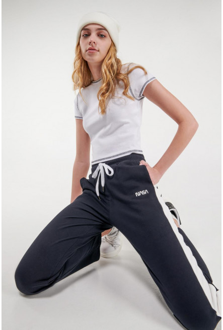 Jogger, bordado en frente de NASA.