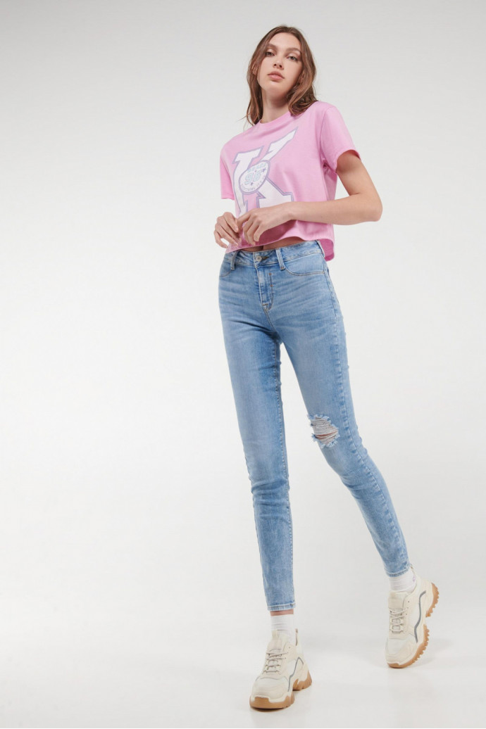 Camiseta, manga corta, con estampado en frente.