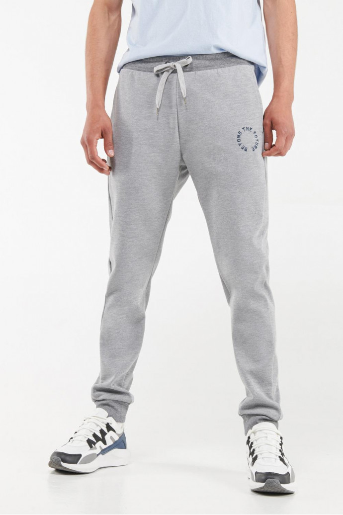 Jogger con bolsillos laterales y estampado