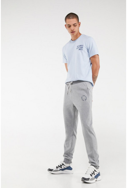 Jogger con bolsillos laterales y estampado