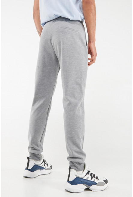 Jogger con bolsillos laterales y estampado