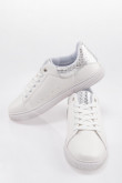 Tenis urbanos con detalle plateado