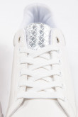 Tenis urbanos con detalle plateado