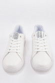 Tenis urbanos con detalle plateado