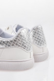 Tenis urbanos con detalle plateado