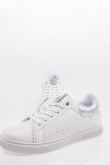 Tenis urbanos con detalle plateado