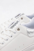 Tenis urbanos con detalle plateado