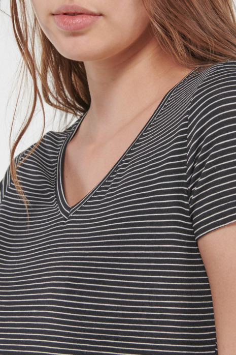 Camiseta básica, manga corta con cuello en V
