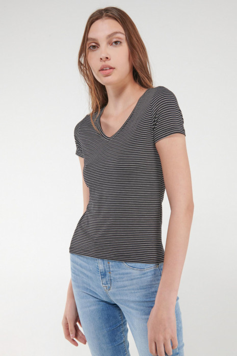 Camiseta básica, manga corta con cuello en V
