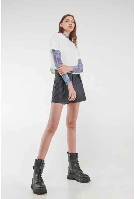 Camiseta, manga corta, cuello redondo, unicolor.