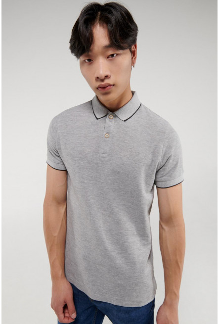 Polo unicolor, cuello y puños tejidos