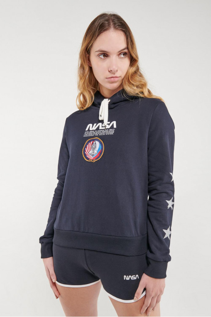 Buzo cerrado con capota de NASA.