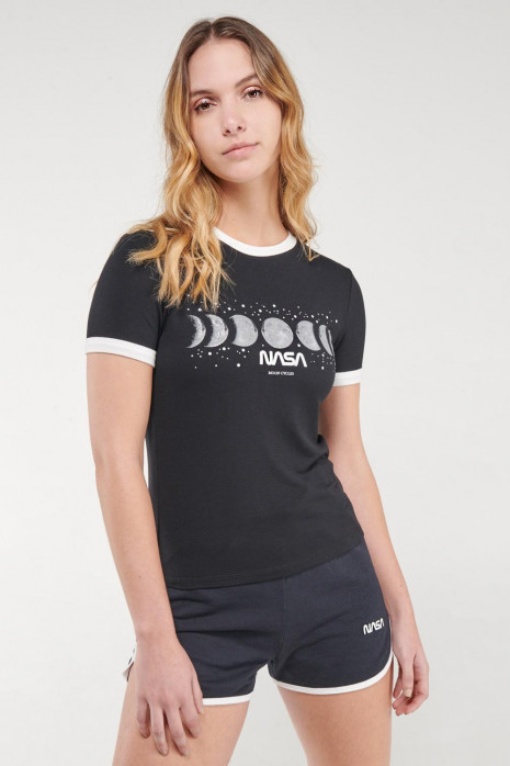 Camiseta manga corta, con cuello y puños en contraste, estampado de NASA.
