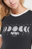 Camiseta manga corta, con cuello y puños en contraste, estampado de NASA.