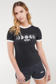 Camiseta manga corta, con cuello y puños en contraste, estampado de NASA.