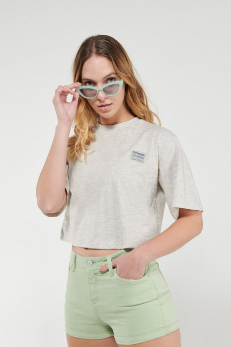 Camiseta cuello redondo, manga corta con estampado loungewear.