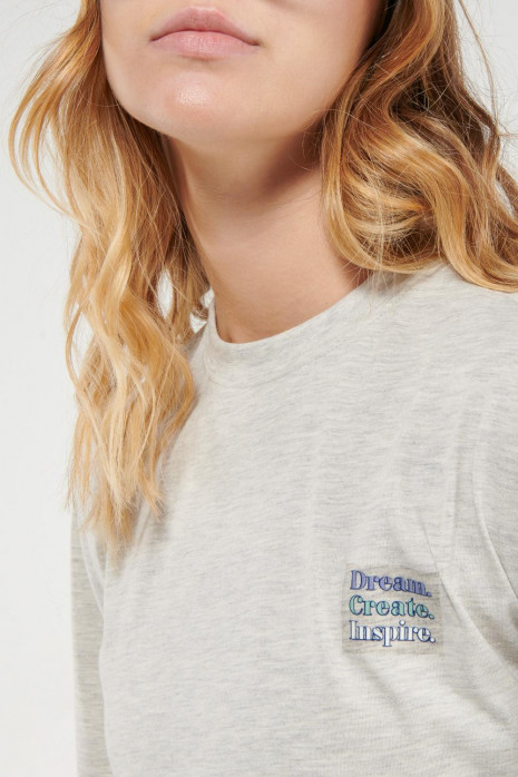 Camiseta cuello redondo, manga corta con estampado loungewear.