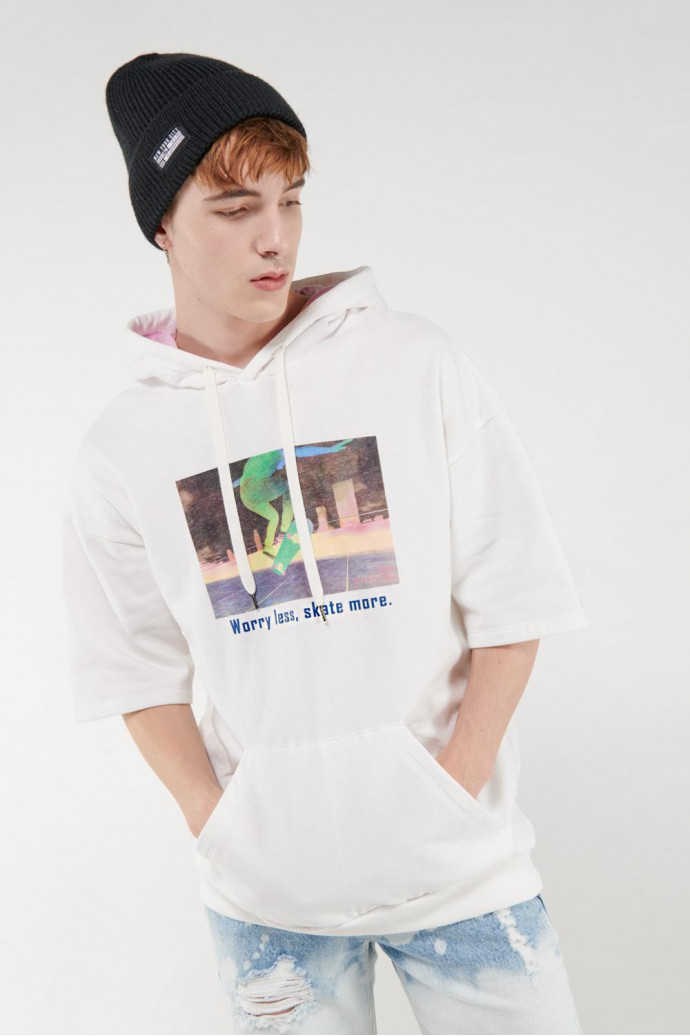 Buzo con capota, manga corta, estampado en frente.