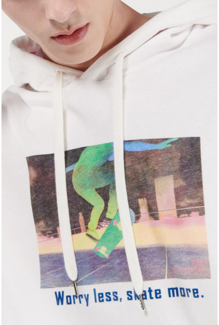 Buzo con capota, manga corta, estampado en frente.