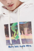 Buzo con capota, manga corta, estampado en frente.