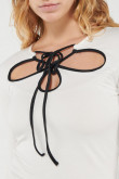 Camiseta unicolor, manga larga con cordon para anudar en escote.