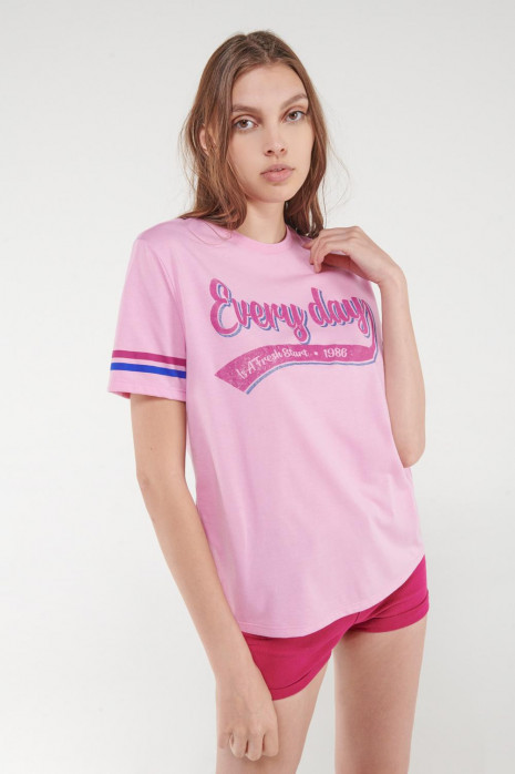 Camiseta, manga corta, con estampado en frente.
