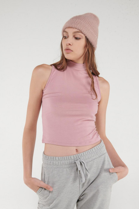 Camiseta, manga sisa, cuello alto, unicolor.