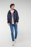Chaqueta liviana estampada.