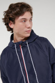 Chaqueta liviana estampada.