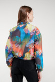 Chaqueta liviana estampada