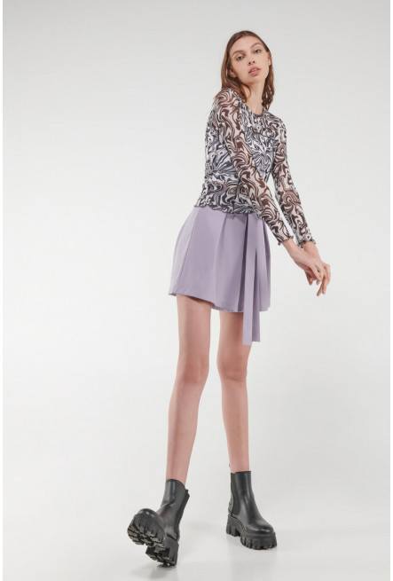 Camiseta, manga larga, tela floral transparente.