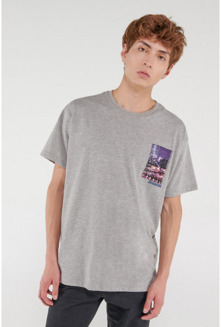Camiseta manga corta con estampado.