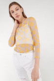 Camiseta, manga larga, tela floral transparente.