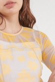 Camiseta, manga larga, tela floral transparente.