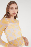 Camiseta, manga larga, tela floral transparente.