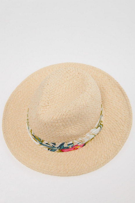 Sombrero con cinta decorativa