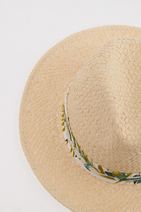 Sombrero con cinta decorativa